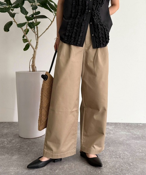 fredy emue（フレディエミュ）の「ツータックワイドストレートチノパンツ（チノパンツ・レディース・ベージュ/ブラック・マルチサイズ）」の13枚目の写真