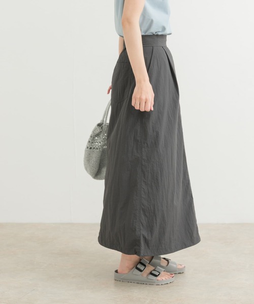 URBAN RESEARCH DOORS（アーバンリサーチドアーズ）の「撥水フレアスカート（スカート・レディース・チャコールグレー/ライトカーキ・MEDIUM）」の4枚目の写真