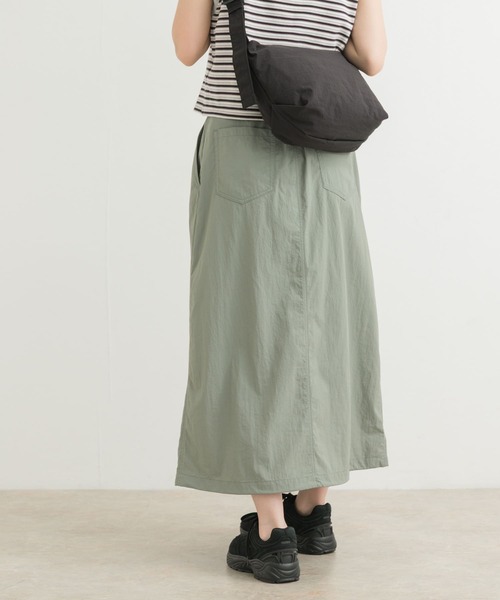 URBAN RESEARCH DOORS（アーバンリサーチドアーズ）の「撥水フレアスカート（スカート・レディース・チャコールグレー/ライトカーキ・MEDIUM）」の9枚目の写真