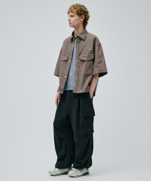PUBLIC TOKYO(パブリックトウキョウ)の「SHIOTA BASICカラーハーフシャツ /夏服/半袖/ウォッシャブル/ストレッチ(シャツ/ブラウス・メンズ・ブラウン/ブルー/ライトグリーン・1/2)」の22枚目の写真