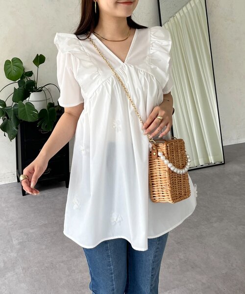 prose verse(プロズヴェール)の「フラワーモチーフフリルVネックブラウス(シャツ/ブラウス・レディース・ブラック/オフホワイト・LARGE/MEDIUM)」の1枚目の写真