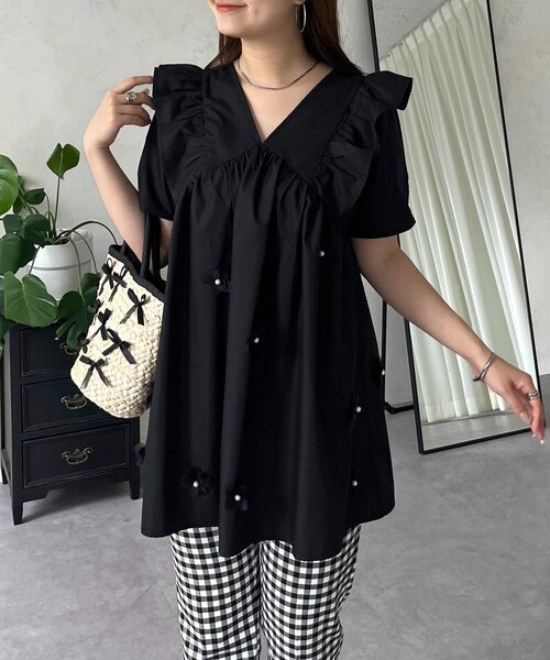 prose verse(プロズヴェール)の「フラワーモチーフフリルVネックブラウス(シャツ/ブラウス・レディース・ブラック/オフホワイト・LARGE/MEDIUM)」の2枚目の写真