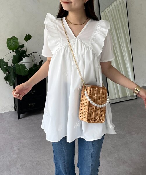 prose verse(プロズヴェール)の「フラワーモチーフフリルVネックブラウス(シャツ/ブラウス・レディース・ブラック/オフホワイト・LARGE/MEDIUM)」の4枚目の写真