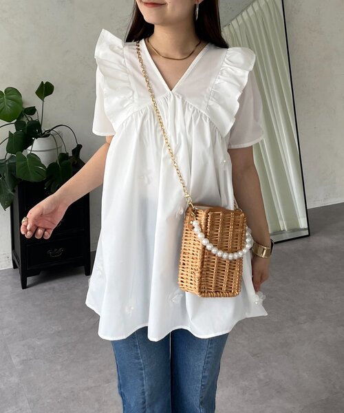 prose verse(プロズヴェール)の「フラワーモチーフフリルVネックブラウス(シャツ/ブラウス・レディース・ブラック/オフホワイト・LARGE/MEDIUM)」の5枚目の写真