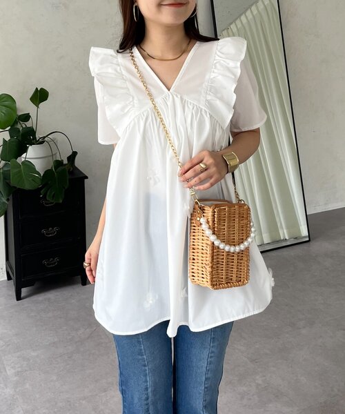 prose verse(プロズヴェール)の「フラワーモチーフフリルVネックブラウス(シャツ/ブラウス・レディース・ブラック/オフホワイト・LARGE/MEDIUM)」の9枚目の写真