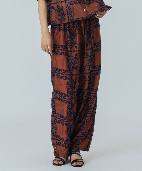 ROSE BUD(ローズバッド)の「EMBROIDERY PANTS(その他パンツ・レディース・ホワイト/ブラウン/ブラック・ONE SIZE)」の12枚目の写真