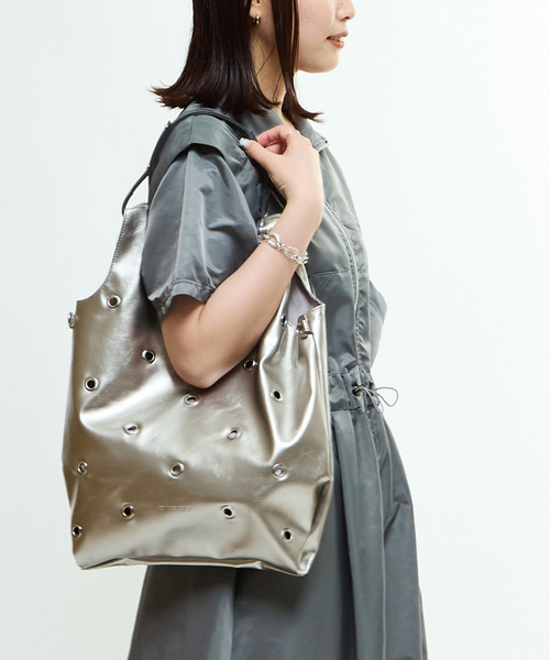 CONVERSE TOKYO(コンバーストウキョウ)の「2WAY EYELET FAKE-LEATHER SHOPPING TOTE BAG(トートバッグ・レディース・ブラウン/ブラック/シルバー・FREE)」の6枚目の写真