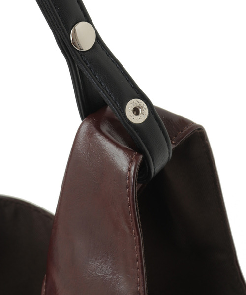 CONVERSE TOKYO(コンバーストウキョウ)の「2WAY EYELET FAKE-LEATHER SHOPPING TOTE BAG(トートバッグ・レディース・ブラウン/ブラック/シルバー・FREE)」の11枚目の写真