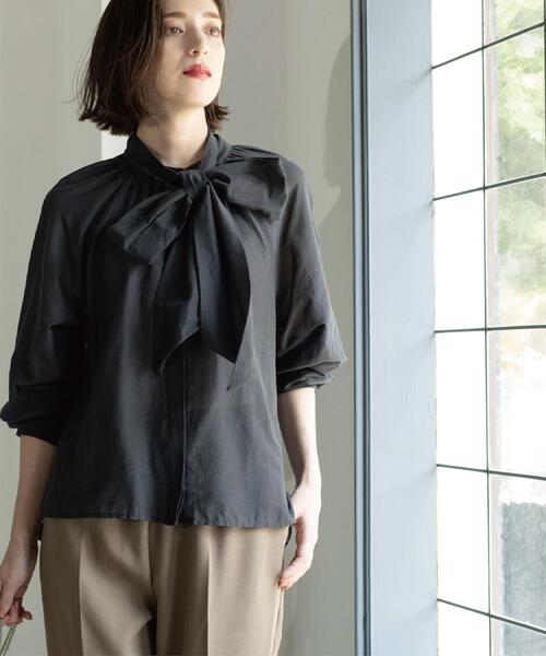 OPAQUE.CLIP（オペークドットクリップ）の「2WAYシアーボウタイブラウス【洗濯機洗い可】（シャツ/ブラウス・レディース・ライトブルー/ホワイト/チャコールグレー・40/38/42）」の2枚目の写真