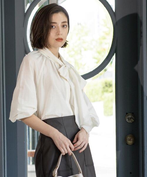 OPAQUE.CLIP（オペークドットクリップ）の「2WAYシアーボウタイブラウス【洗濯機洗い可】（シャツ/ブラウス・レディース・ライトブルー/ホワイト/チャコールグレー・40/38/42）」の4枚目の写真