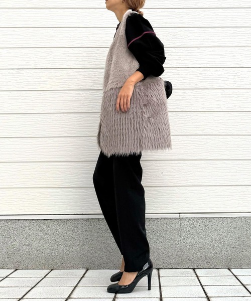 Q(キュー)の「ニットファーベスト(ベスト・レディース・グレー・MEDIUM)」の2枚目の写真