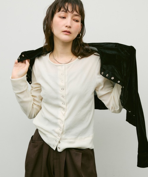 Lutim by u（ルチバイユー）の「Multi button  Velore crew neck cardigan / マルチ釦ベロアクルーネックカーディガン（カーディガン/ボレロ・レディース・ブラック/ブラウン/オフホワイト・FREE）」の2枚目の写真