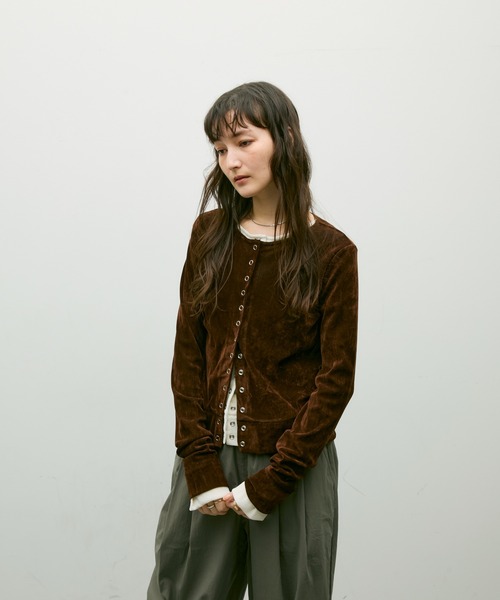 Lutim by u（ルチバイユー）の「Multi button  Velore crew neck cardigan / マルチ釦ベロアクルーネックカーディガン（カーディガン/ボレロ・レディース・ブラック/ブラウン/オフホワイト・FREE）」の9枚目の写真