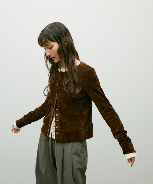 Lutim by u（ルチバイユー）の「Multi button  Velore crew neck cardigan / マルチ釦ベロアクルーネックカーディガン（カーディガン/ボレロ・レディース・ブラック/ブラウン/オフホワイト・FREE）」の8枚目の写真