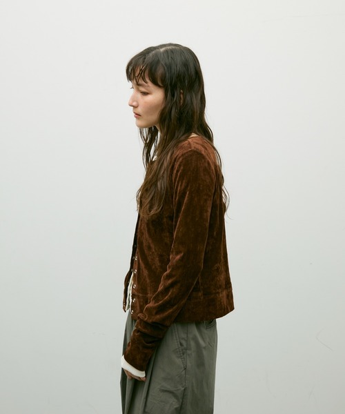 Lutim by u（ルチバイユー）の「Multi button  Velore crew neck cardigan / マルチ釦ベロアクルーネックカーディガン（カーディガン/ボレロ・レディース・ブラック/ブラウン/オフホワイト・FREE）」の10枚目の写真