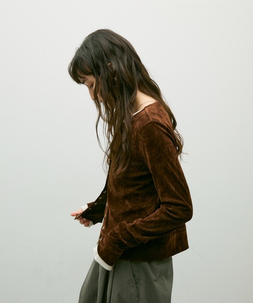 Lutim by u（ルチバイユー）の「Multi button  Velore crew neck cardigan / マルチ釦ベロアクルーネックカーディガン（カーディガン/ボレロ・レディース・ブラック/ブラウン/オフホワイト・FREE）」の5枚目の写真