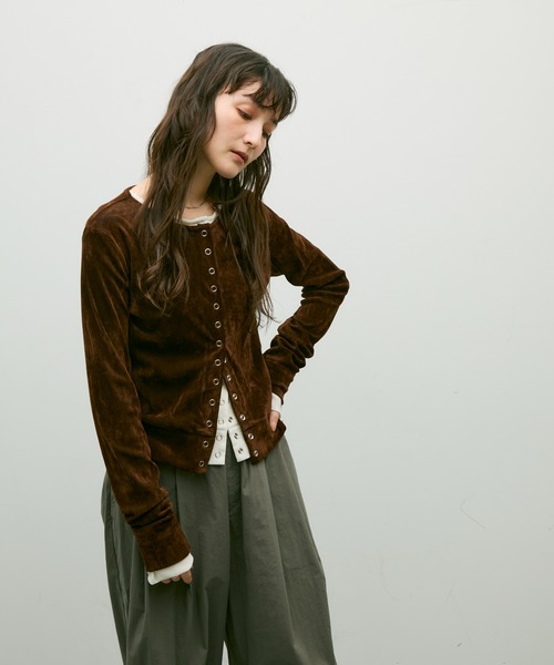 Lutim by u（ルチバイユー）の「Multi button  Velore crew neck cardigan / マルチ釦ベロアクルーネックカーディガン（カーディガン/ボレロ・レディース・ブラック/ブラウン/オフホワイト・FREE）」の7枚目の写真