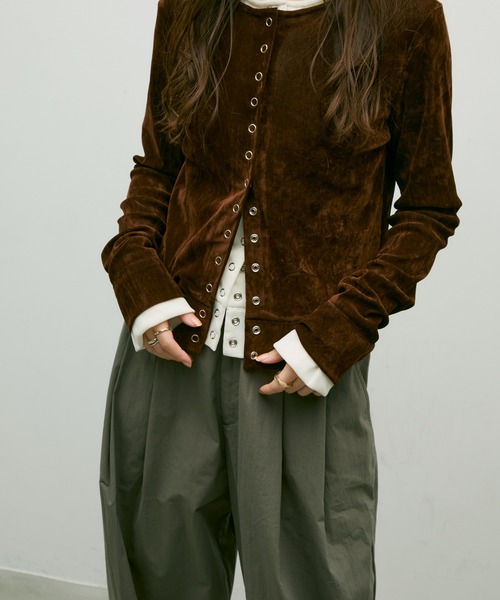 Lutim by u（ルチバイユー）の「Multi button  Velore crew neck cardigan / マルチ釦ベロアクルーネックカーディガン（カーディガン/ボレロ・レディース・ブラック/ブラウン/オフホワイト・FREE）」の13枚目の写真