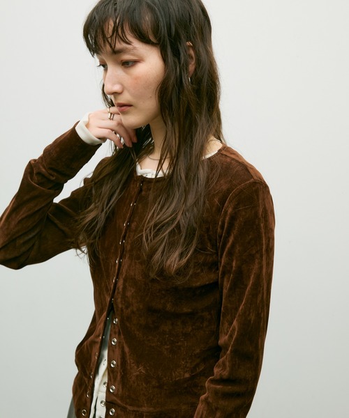 Lutim by u（ルチバイユー）の「Multi button  Velore crew neck cardigan / マルチ釦ベロアクルーネックカーディガン（カーディガン/ボレロ・レディース・ブラック/ブラウン/オフホワイト・FREE）」の15枚目の写真