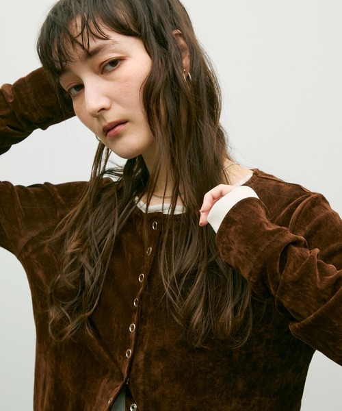 Lutim by u（ルチバイユー）の「Multi button  Velore crew neck cardigan / マルチ釦ベロアクルーネックカーディガン（カーディガン/ボレロ・レディース・ブラック/ブラウン/オフホワイト・FREE）」の4枚目の写真