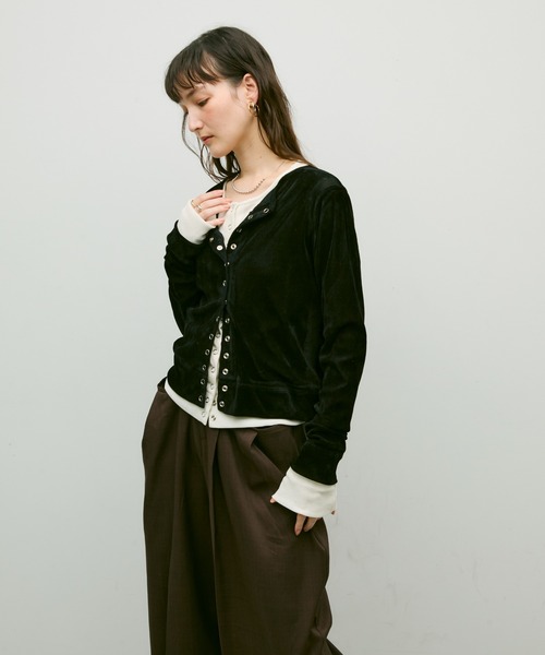 Lutim by u（ルチバイユー）の「Multi button  Velore crew neck cardigan / マルチ釦ベロアクルーネックカーディガン（カーディガン/ボレロ・レディース・ブラック/ブラウン/オフホワイト・FREE）」の17枚目の写真