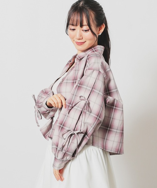Honeys（ハニーズ）の「袖リボンチェックシャツ（シャツ/ブラウス・レディース・ネイビー系/ブラック系その他/ベージュ系その他/サックスブルー系・SS/S/M/L）」の2枚目の写真