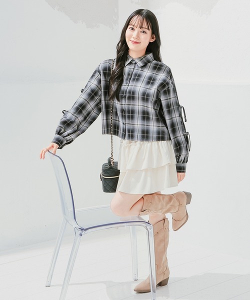 Honeys（ハニーズ）の「袖リボンチェックシャツ（シャツ/ブラウス・レディース・ネイビー系/ブラック系その他/ベージュ系その他/サックスブルー系・SS/S/M/L）」の7枚目の写真