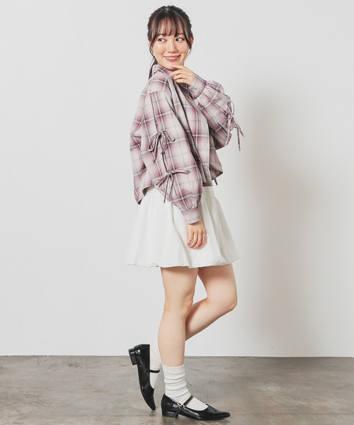Honeys（ハニーズ）の「袖リボンチェックシャツ（シャツ/ブラウス・レディース・ネイビー系/ブラック系その他/ベージュ系その他/サックスブルー系・SS/S/M/L）」の9枚目の写真