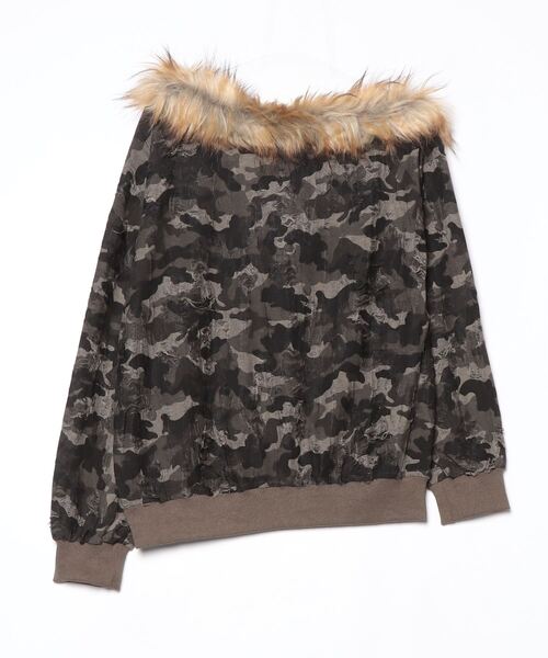 .KOM(ドットコム)の「A'GEM/9 × .kom 『.KOM/ドットケーオーエム』One Shoulder Faux Fur Camo Pullover/ワンショルフェイクファーカモプルオーバー(スウェット・レディース・カモフラージュ・S)」の6枚目の写真