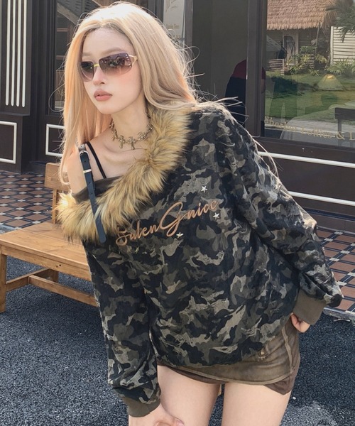 .KOM(ドットコム)の「A'GEM/9 × .kom 『.KOM/ドットケーオーエム』One Shoulder Faux Fur Camo Pullover/ワンショルフェイクファーカモプルオーバー(スウェット・レディース・カモフラージュ・S)」の1枚目の写真