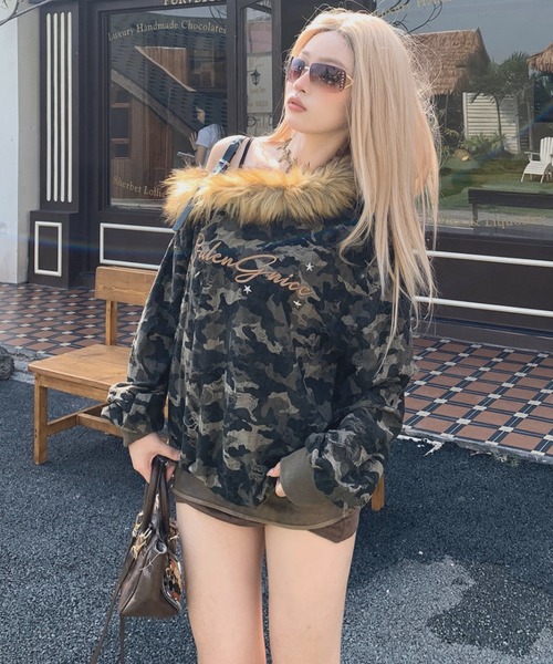 .KOM(ドットコム)の「A'GEM/9 × .kom 『.KOM/ドットケーオーエム』One Shoulder Faux Fur Camo Pullover/ワンショルフェイクファーカモプルオーバー(スウェット・レディース・カモフラージュ・S)」の4枚目の写真