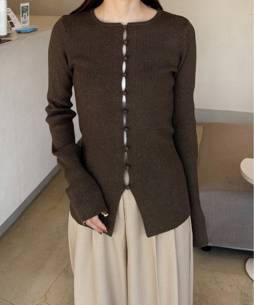 LE MORE(リモア)の「フロントボタンリブカーディガン(ニット/セーター・レディース・アイボリー/レッド/ブラウン/ブラック・FREE)」の4枚目の写真