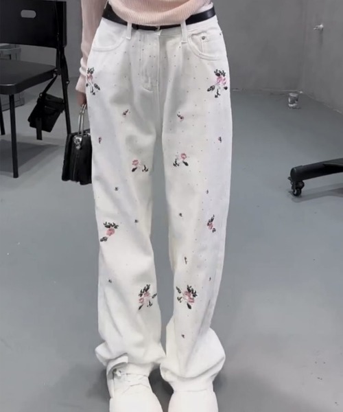 shoppinggo(ショッピングゴー)の「花柄刺 ラインストーン デニムパンツ(デニムパンツ・レディース・ホワイト・M)」の1枚目の写真