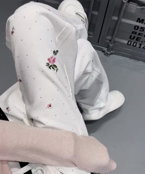shoppinggo(ショッピングゴー)の「花柄刺 ラインストーン デニムパンツ(デニムパンツ・レディース・ホワイト・M)」の13枚目の写真