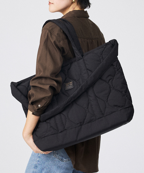 TAION(タイオン)の「【TAION / タイオン】ミリタリー ジップ ダウントートバッグM / 大容量 / A4可(トートバッグ・レディース・ブラック/カーキ/ライトブルー・フリー)」の2枚目の写真