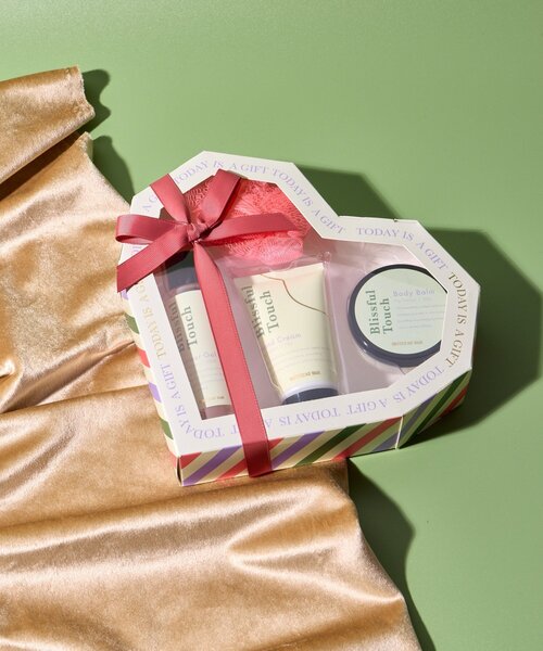 BIRTHDAY BAR(バースデイバー)の「Blissful Touch Body Care Essentials ボディケアセット(ボディケアキット/ギフトセット・レディース・ローズ・0)」の2枚目の写真