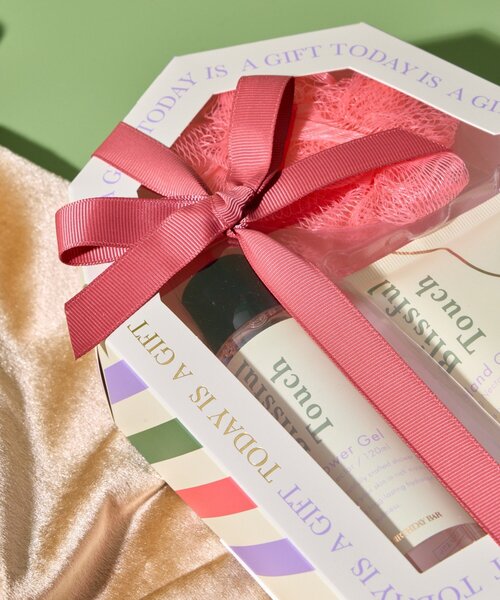 BIRTHDAY BAR(バースデイバー)の「Blissful Touch Body Care Essentials ボディケアセット(ボディケアキット/ギフトセット・レディース・ローズ・0)」の3枚目の写真