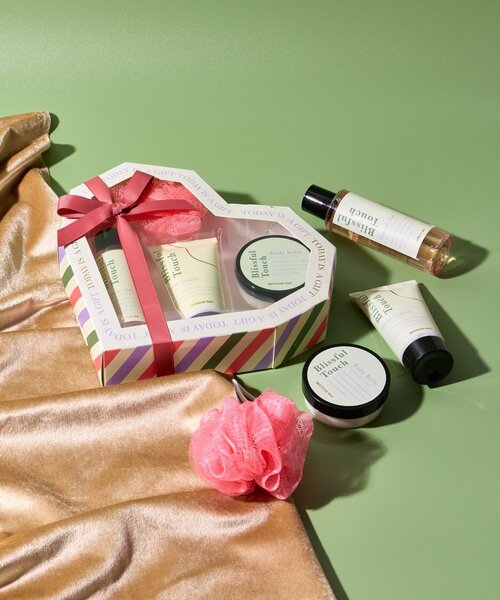 BIRTHDAY BAR(バースデイバー)の「Blissful Touch Body Care Essentials ボディケアセット(ボディケアキット/ギフトセット・レディース・ローズ・0)」の1枚目の写真