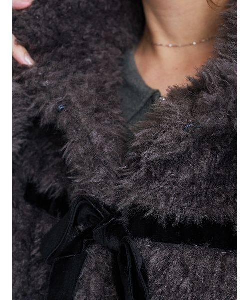 SNIDEL（スナイデル）の「Sustainableリボンボアショートコート（ムートンコート・レディース・ダークグレー/ライトピンク/オフホワイト・F）」の7枚目の写真