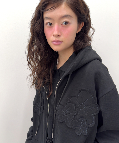 セール】フラワーアップリケジップフードパーカー[ブラック]（パーカー