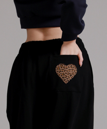 LIKE THE MOST（ライクザモースト）の「レオパードハートポケットアップリケトレーニングピンタックワイドパンツ_ブラック（スウェットパンツ）」