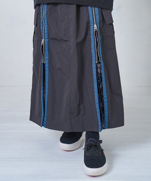 iS ScoLar（イズスカラー）の「553273：雪の結晶×星座×楽器柄 2wayカーゴスカート（スカート・レディース・ベージュ/ブラック/カーキ・M）」の2枚目の写真