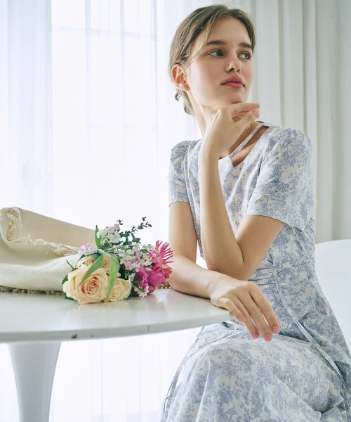 ETMON(エトモン)の「Neck Cut-Out Shirring Dress Light Blue(ワンピース・レディース・その他・SMALL/MEDIUM)」の3枚目の写真
