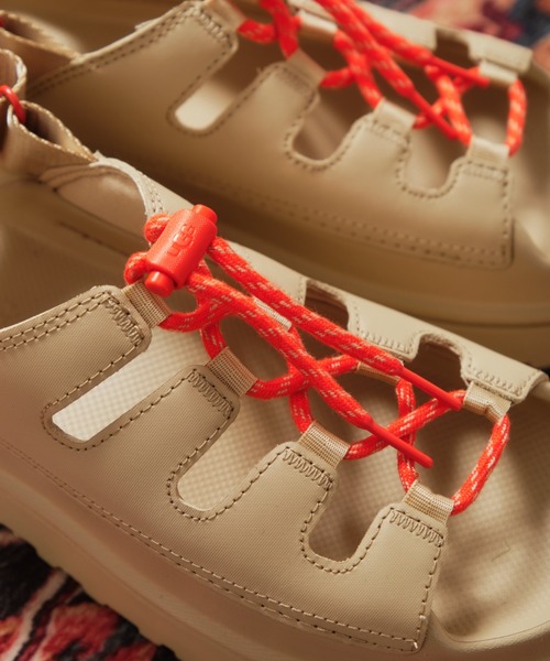 UGG（アグ）の「UGG W GOLDENGLOW TOGGLE / アグ ゴールデングロウ トグル（サンダル・レディース・ベージュ・23.0cm/25.0cm/24.0cm/22.0cm）」の3枚目の写真