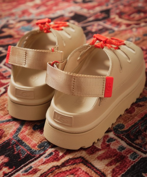 UGG（アグ）の「UGG W GOLDENGLOW TOGGLE / アグ ゴールデングロウ トグル（サンダル・レディース・ベージュ・23.0cm/25.0cm/24.0cm/22.0cm）」の2枚目の写真