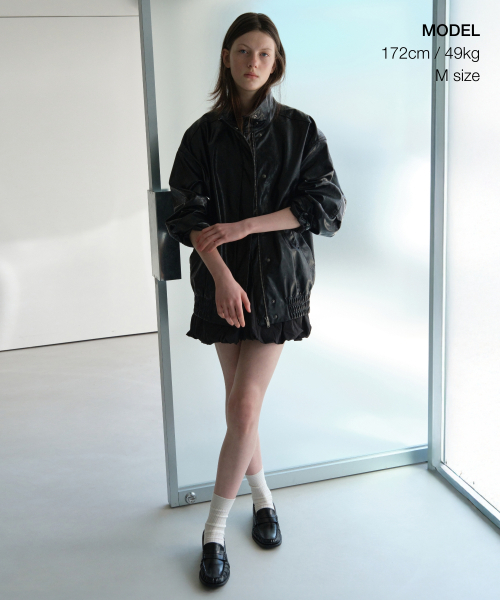 MUSINSA STANDARD WOMAN（ムシンサスタンダードウーマン）の「ウィメンズパテント合成皮革オーバーサイズジャケット[ブラック]（ライダースジャケット・レディース・その他・S/M）」の2枚目の写真