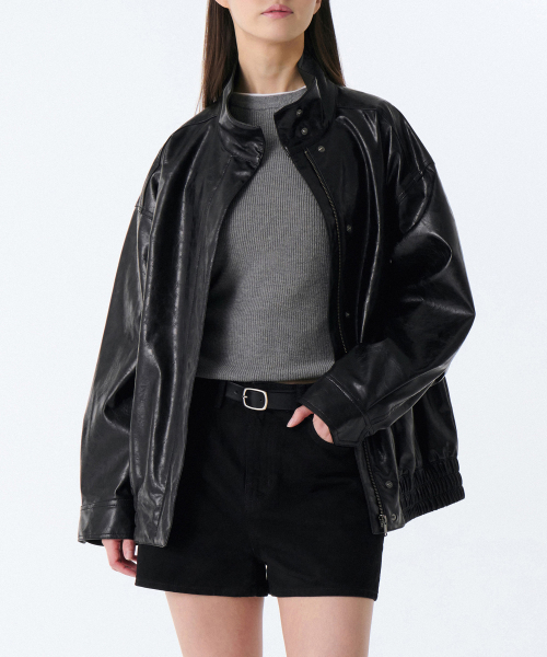 MUSINSA STANDARD WOMAN（ムシンサスタンダードウーマン）の「ウィメンズパテント合成皮革オーバーサイズジャケット[ブラック]（ライダースジャケット・レディース・その他・S/M）」の3枚目の写真