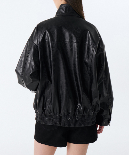 MUSINSA STANDARD WOMAN（ムシンサスタンダードウーマン）の「ウィメンズパテント合成皮革オーバーサイズジャケット[ブラック]（ライダースジャケット・レディース・その他・S/M）」の4枚目の写真