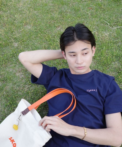 skoool（スクール）の「ロゴデザイン 半袖Tシャツ／フロントプリント × ベーシックシルエット（Tシャツ/カットソー・メンズ・ネイビー/ホワイト/イエロー・LARGE/MEDIUM）」の9枚目の写真