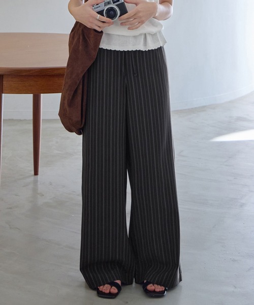 CHAN ME（チャンミ）の「ストライプタックワイドパンツ（スラックス・レディース・ブラウン/ブラック/グレー・MEDIUM/LARGE/X-LARGE）」の2枚目の写真